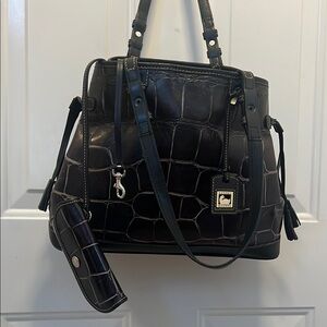 Dooney & Bourke croc embossed leather tote/shoulder bag w/matching pouch EUC